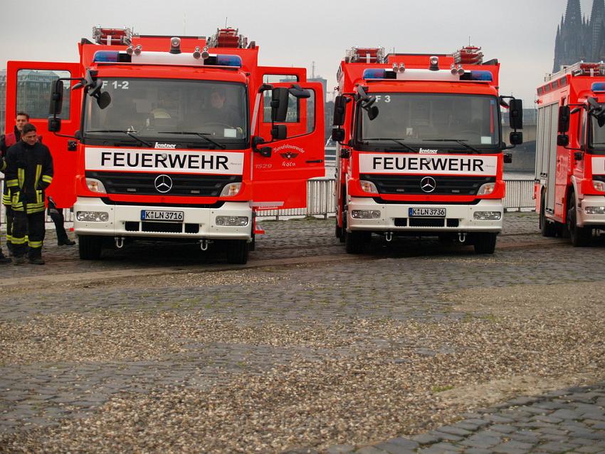 Neue LF`s fuer Koeln Uebergabe in Koeln Deutz an den Wachen  P063.JPG